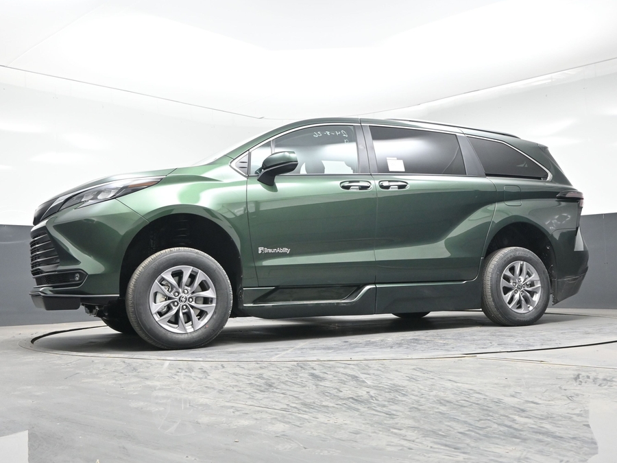 New 2026 Toyota Sienna Hybrid XLE Base - BraunAbility Side Entry Fold Out Automatic Ramp