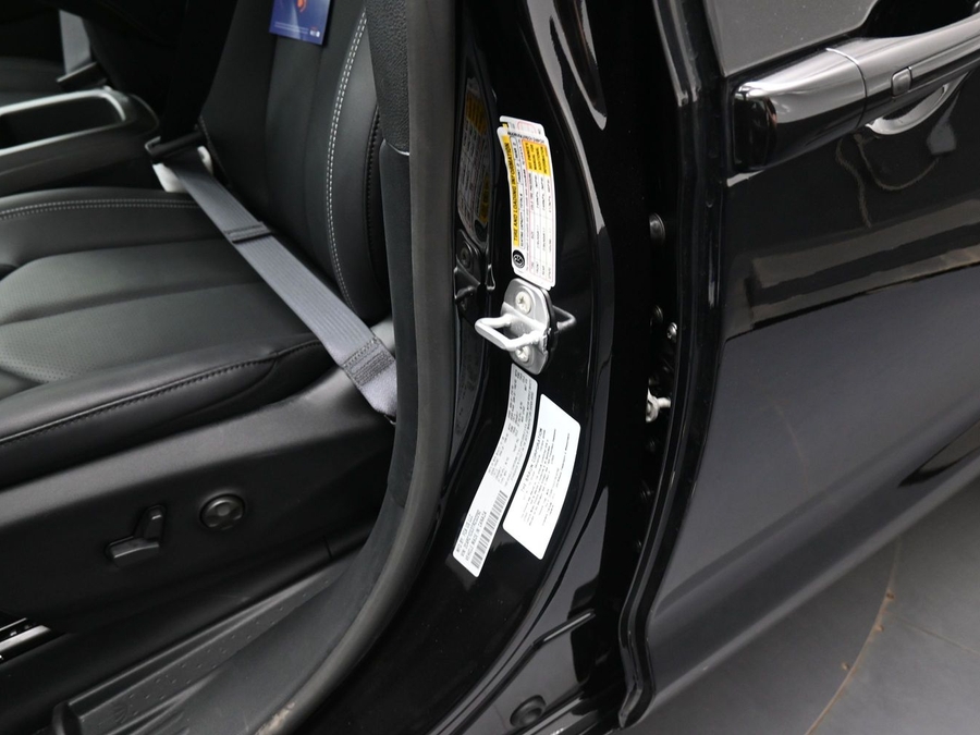 Black Chrysler Voyager image number 11