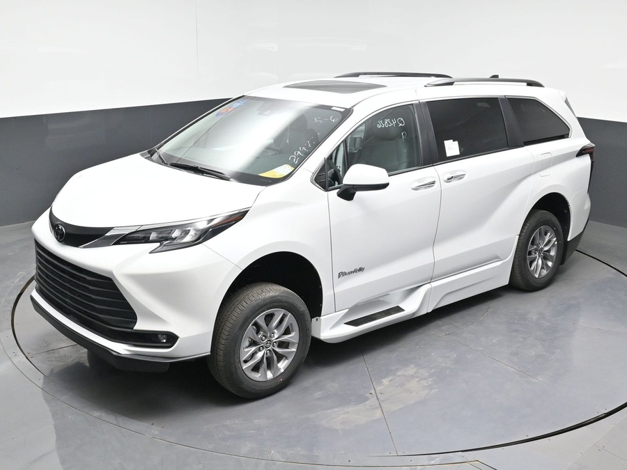 White Toyota Sienna image number 20