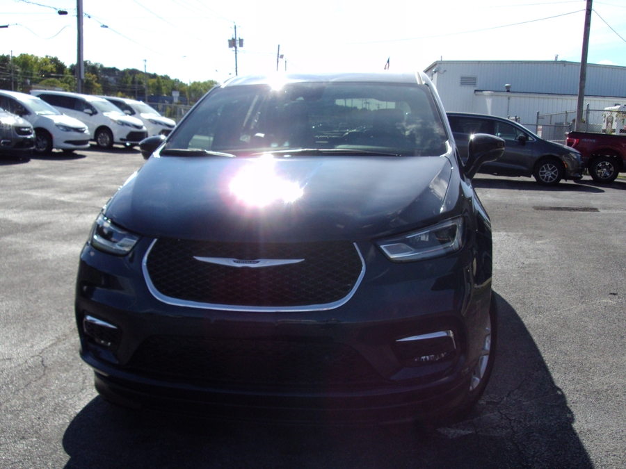 Used 2025 Chrysler Pacifica Select - BraunAbility Side Entry In Floor Automatic Ramp