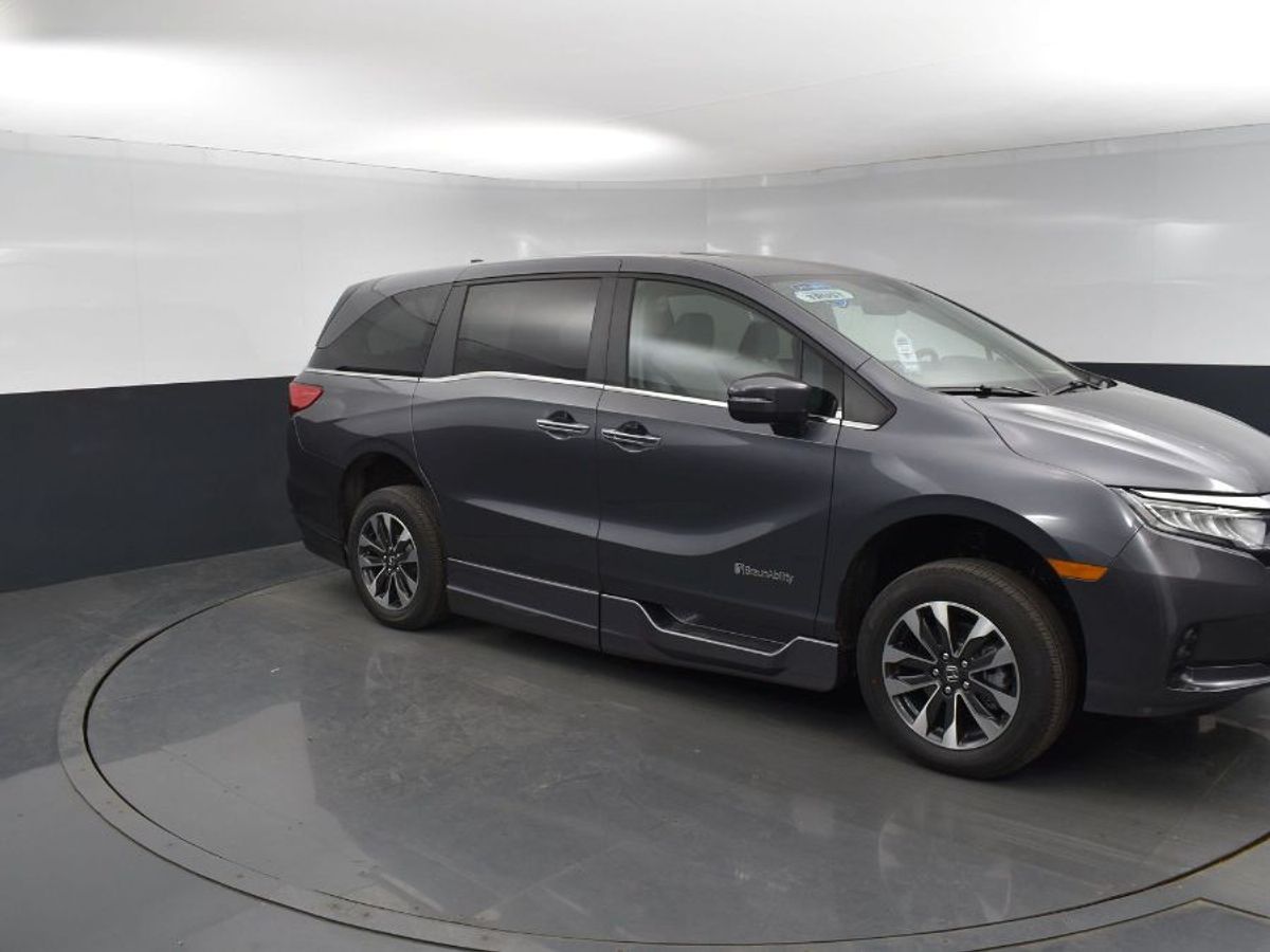 Type B Ada Ramp Wheelchair Van - Used 2024 Honda Odyssey RB041599