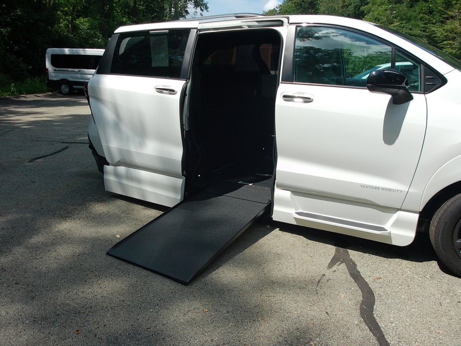 White Toyota Sienna image number 9