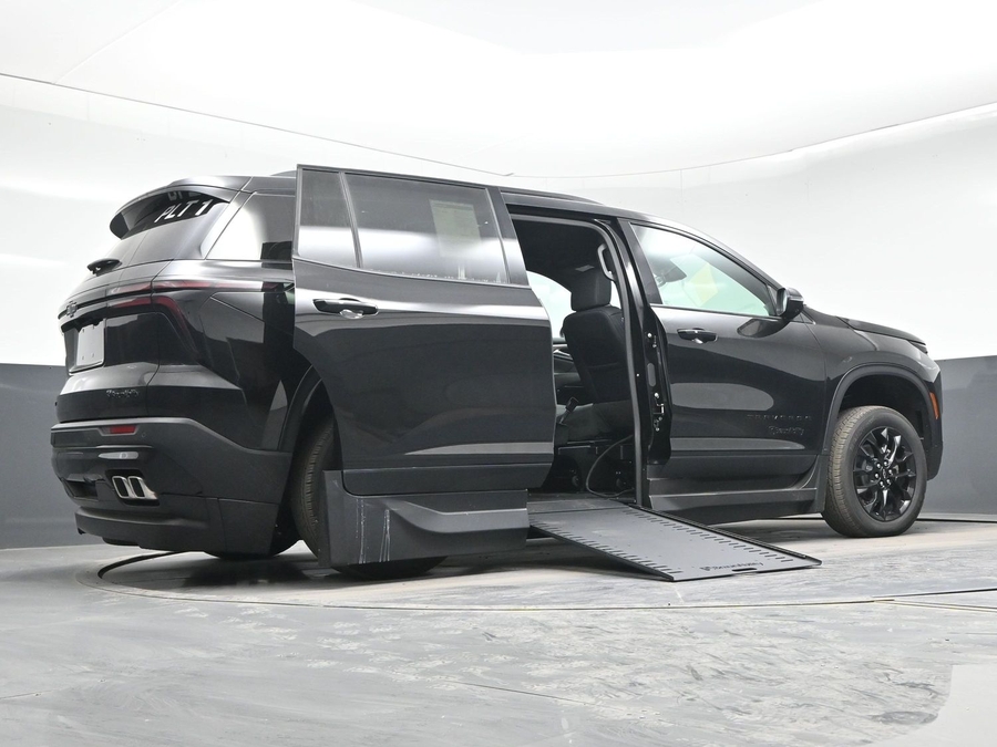 New 2025 Chevrolet Traverse 1LT Midnight - BraunAbility Side Entry Entry In Floor Automatic Ramp