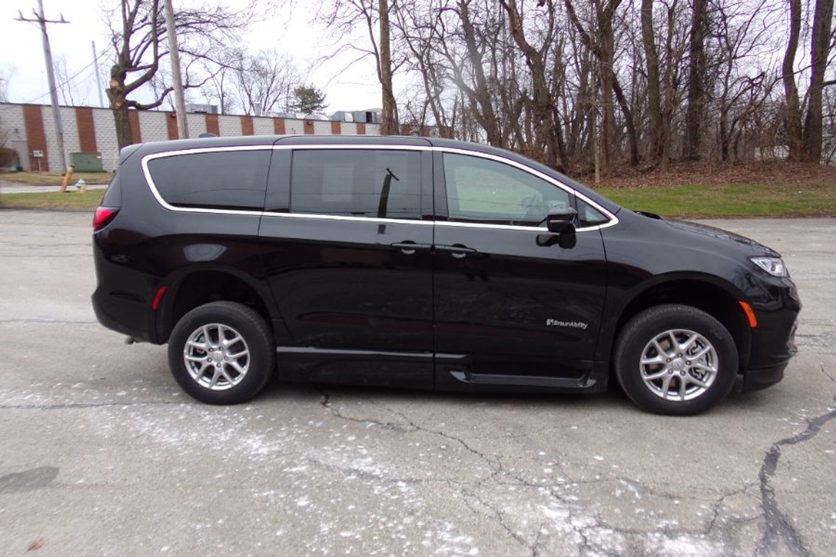 2025 Chrysler Pacifica Select's photo