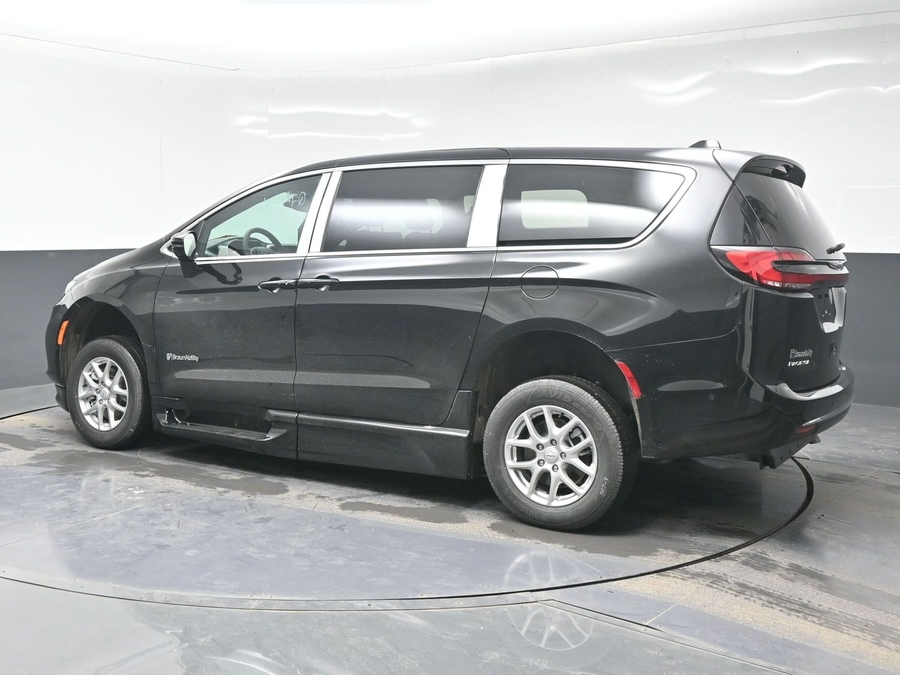 Black Chrysler Pacifica image number 3