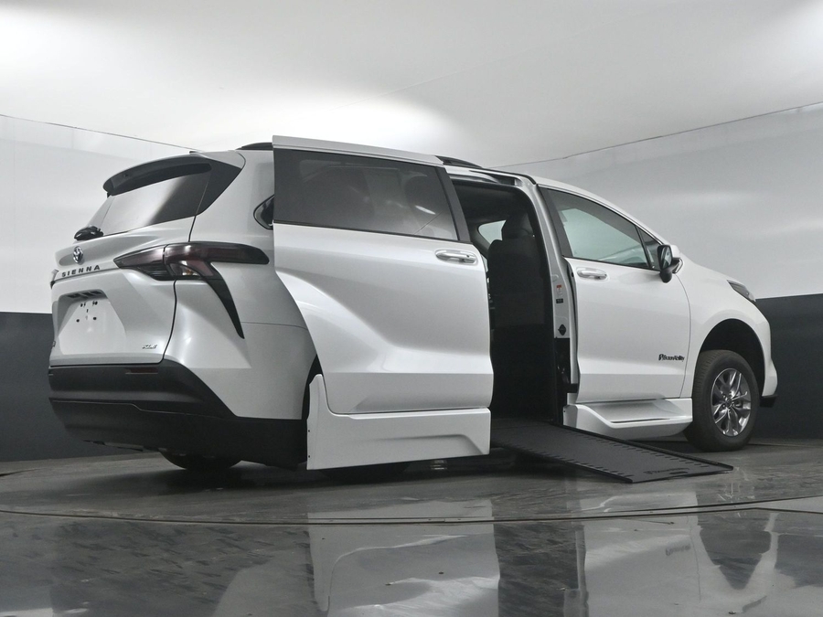 New 2025 Toyota Sienna Hybrid XLE Plus - BraunAbility Side Entry Entry In Floor Automatic Ramp