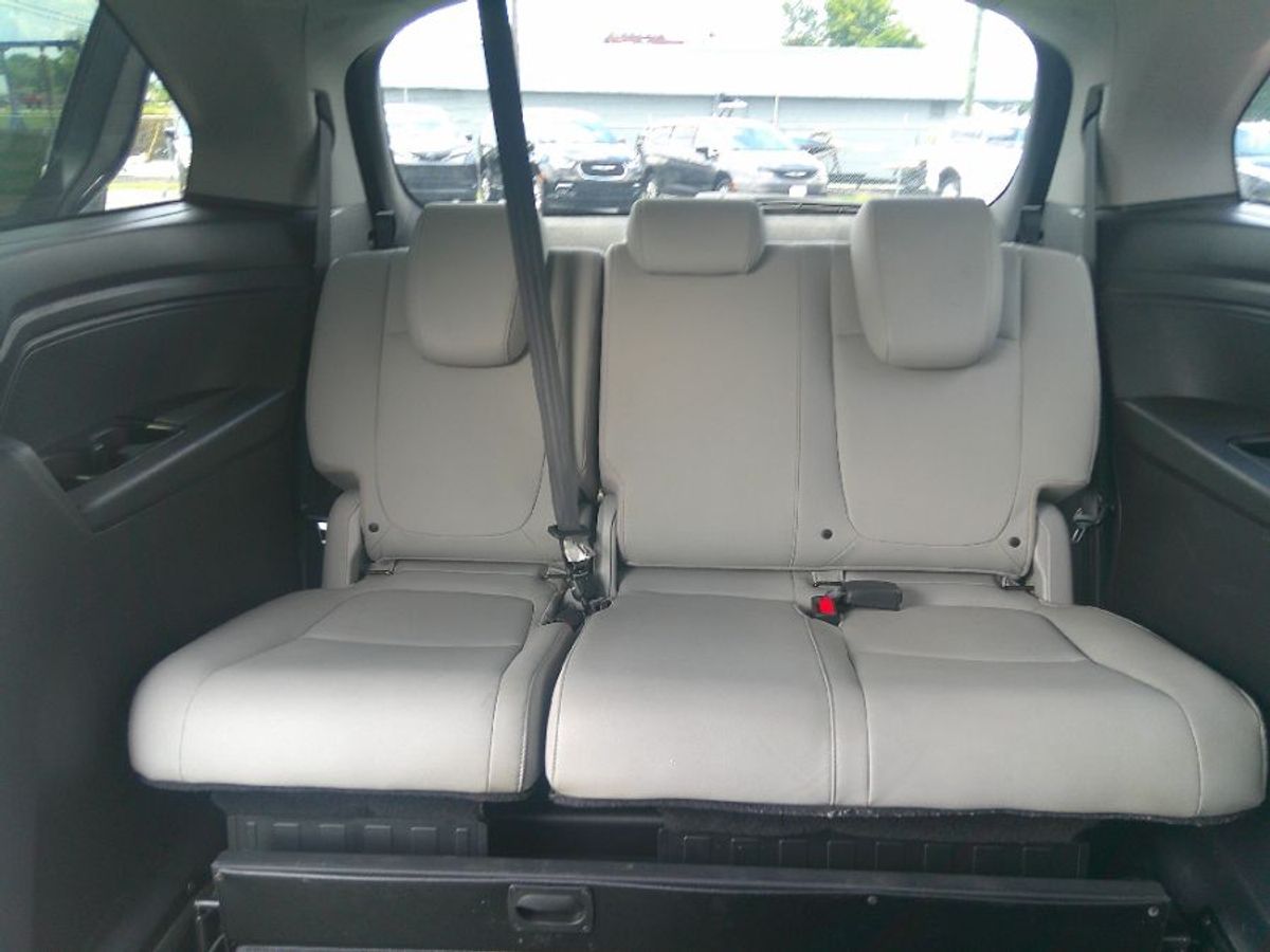 Black Honda Odyssey image number 16