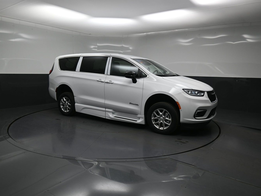 New 2026 Chrysler Pacifica Select Safety - BraunAbility Side Entry Fold Out Automatic Ramp