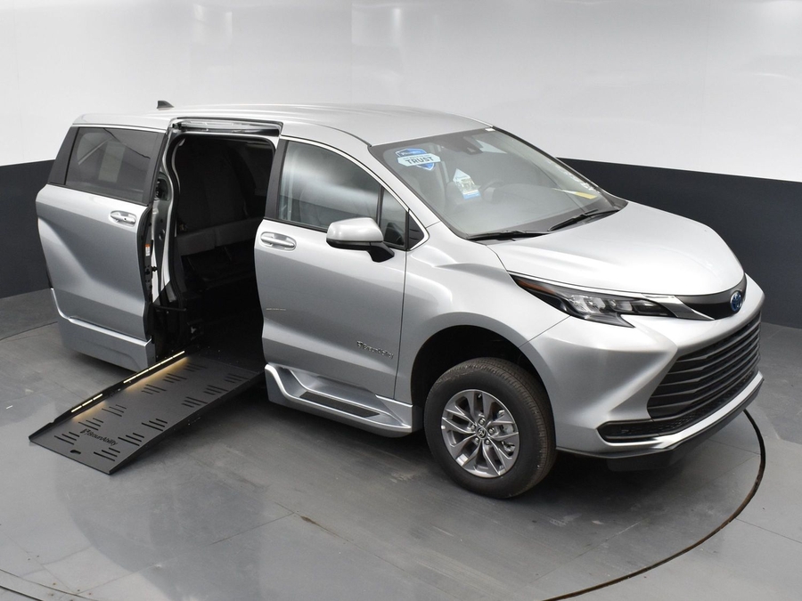 New 2025 Toyota Sienna Hybrid LE - BraunAbility Side Entry Entry Fold Out Automatic Ramp