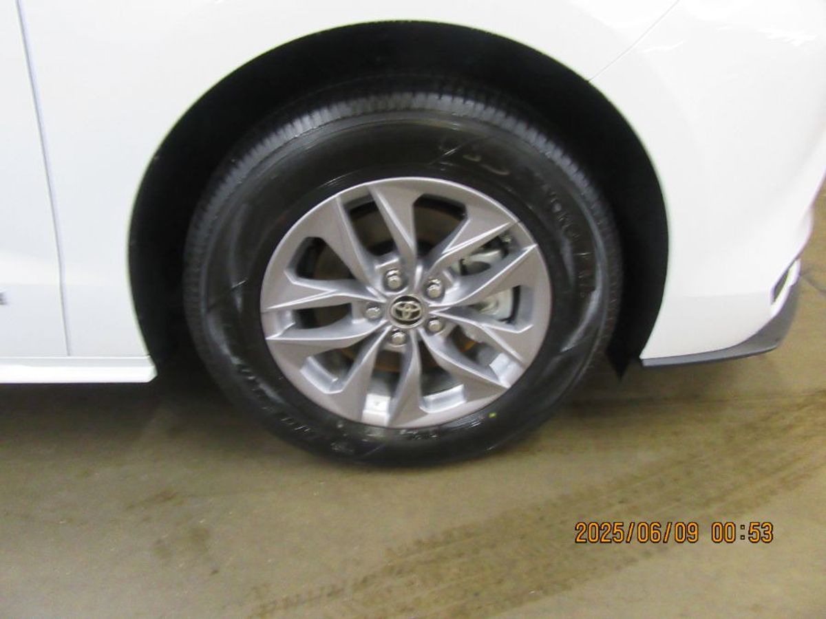 White Toyota Sienna image number 18