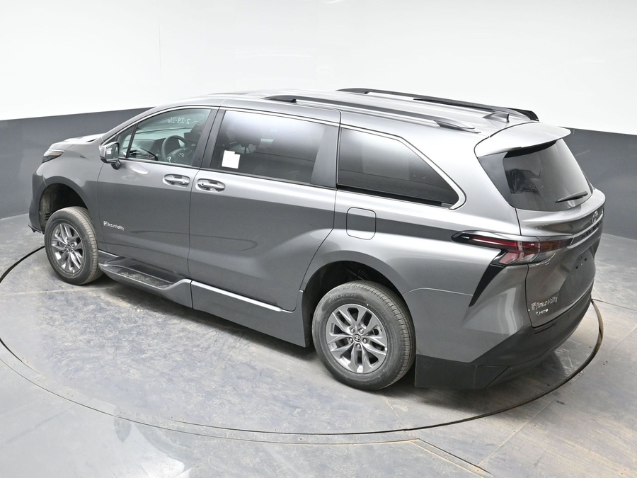 New 2026 Toyota Sienna Hybrid XLE Base - BraunAbility Side Entry Entry Fold Out Automatic Ramp