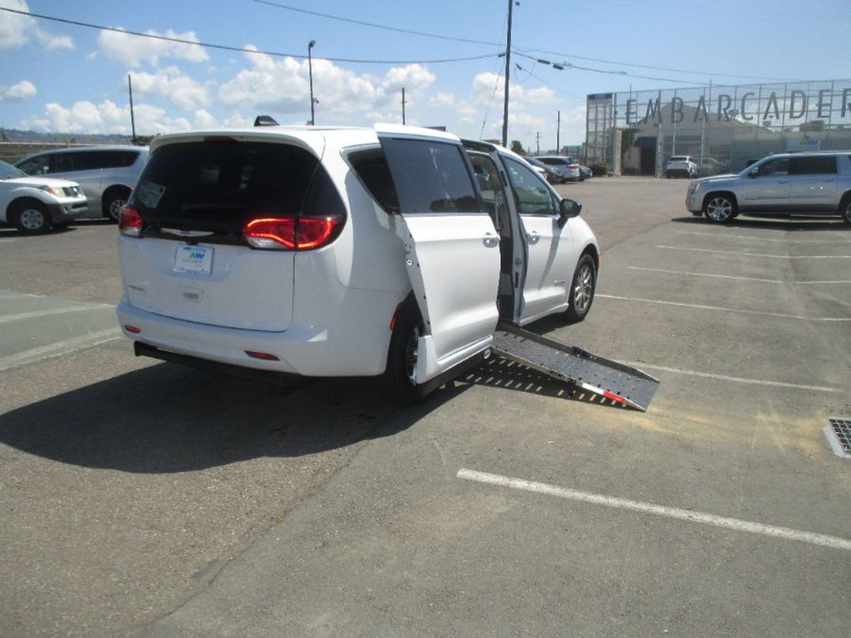 2024 CHRYSLER VOYAGER - Image 15