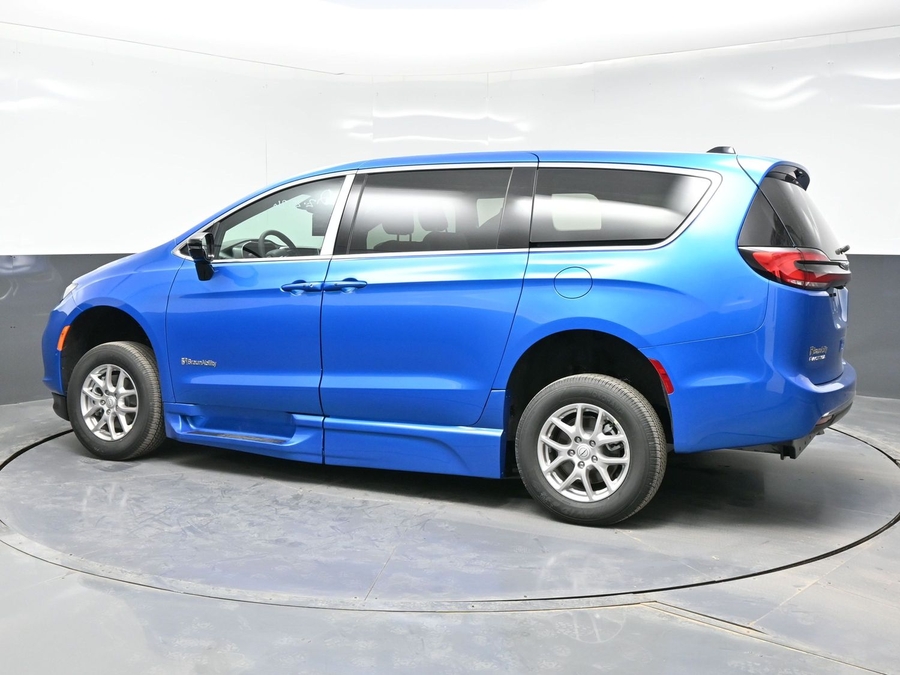 New 2026 Chrysler Pacifica Select Safety - BraunAbility Side Entry Entry In Floor Automatic Ramp