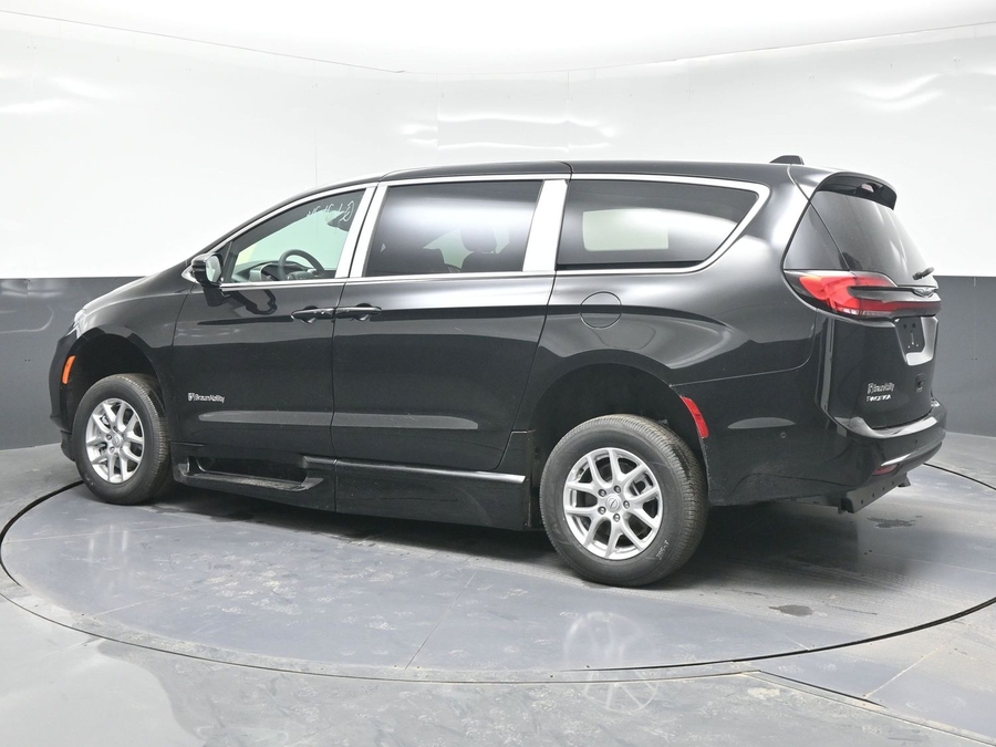 Black Chrysler Pacifica image number 1