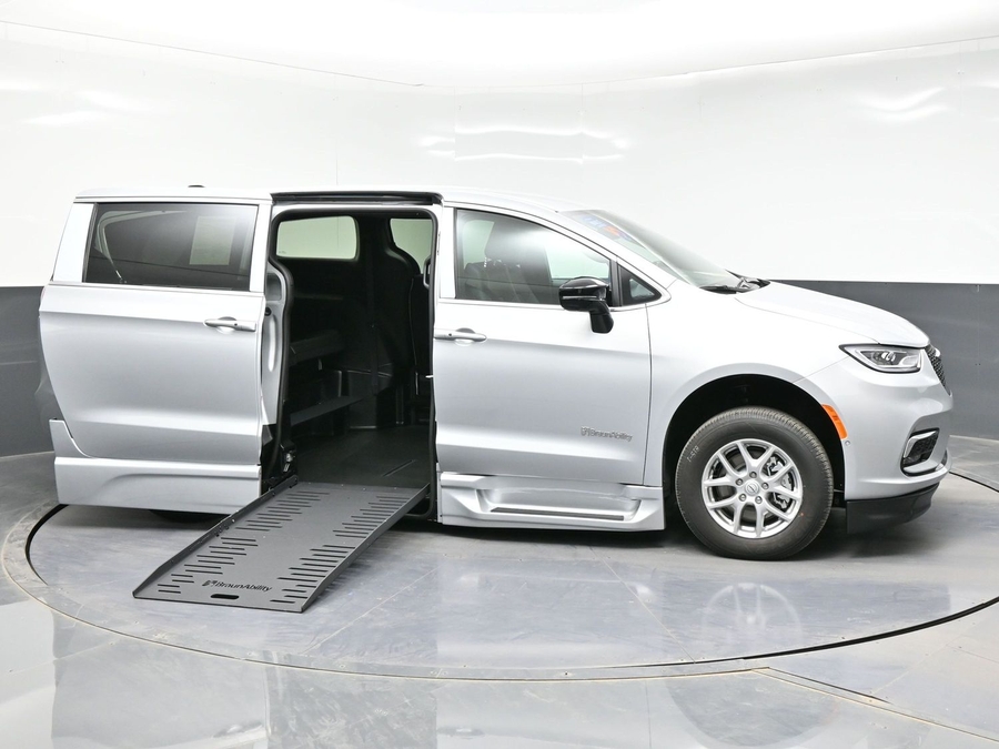 Silver Chrysler Pacifica image number 7