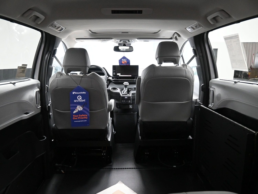 Silver Toyota Sienna image number 14