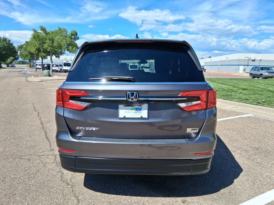 Grey Honda Odyssey image number 14