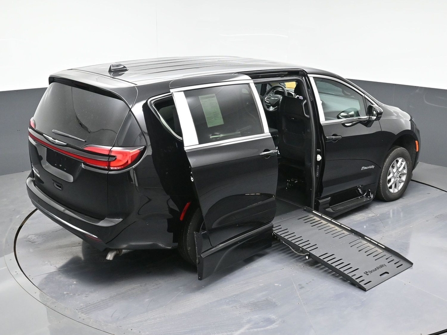 New 2025 Chrysler Pacifica Select Safety - BraunAbility Side Entry Entry Fold Out Automatic Ramp