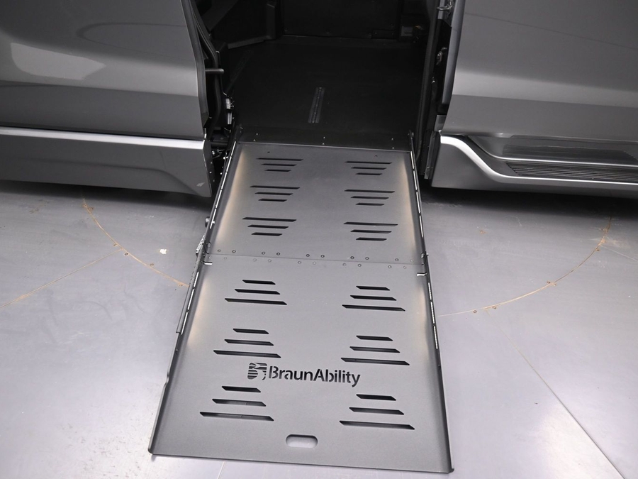 Grey Toyota Sienna image number 6