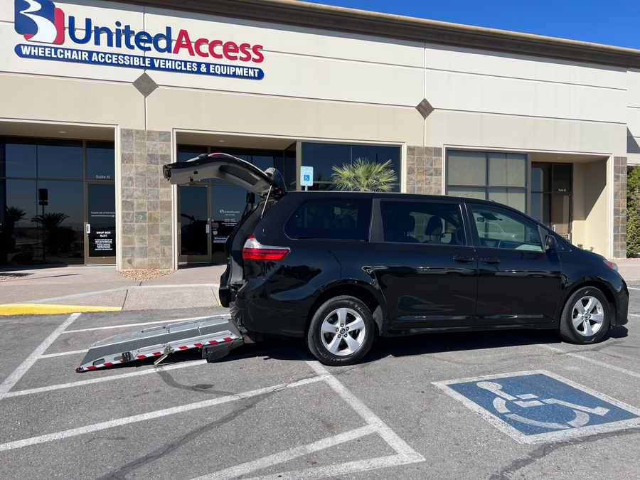 Used 2019 Toyota Sienna L -  Rear Entry Entry Fold Out Manual Ramp