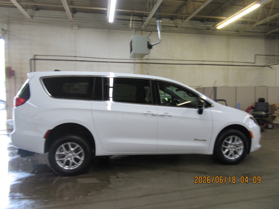 White Chrysler Voyager image number 14