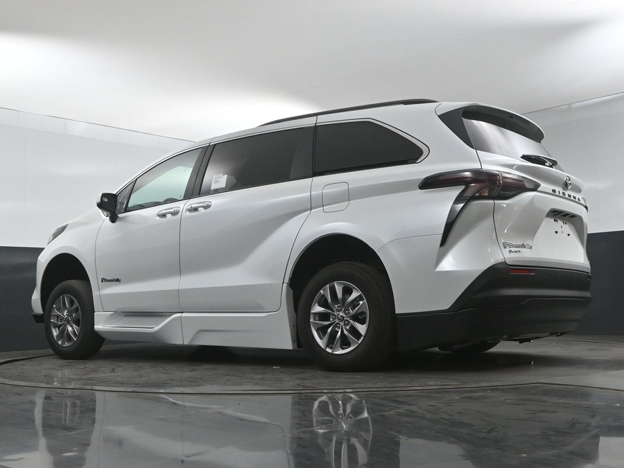 New 2025 Toyota Sienna Hybrid XLE Plus - BraunAbility Side Entry Entry In Floor Automatic Ramp