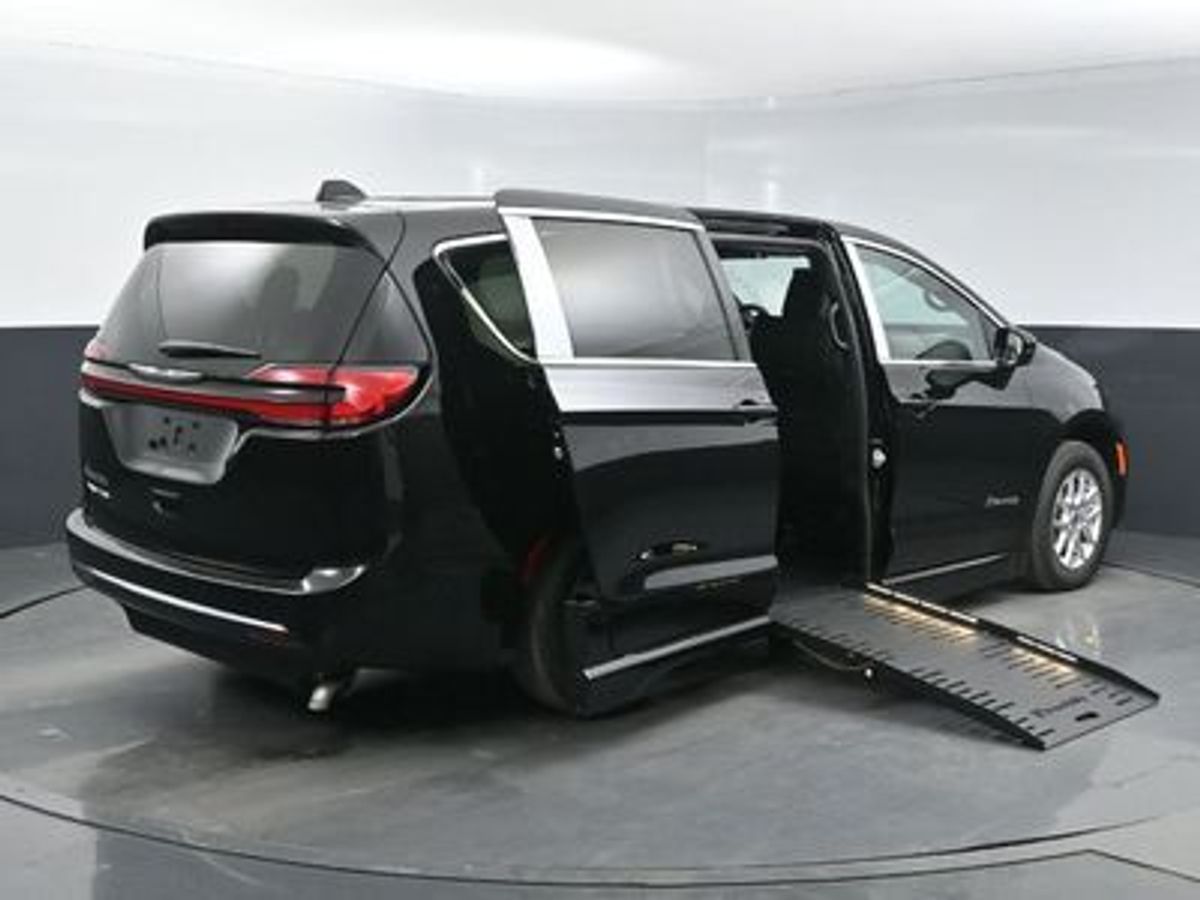 2025 Chrysler Pacifica Select - Photo 16