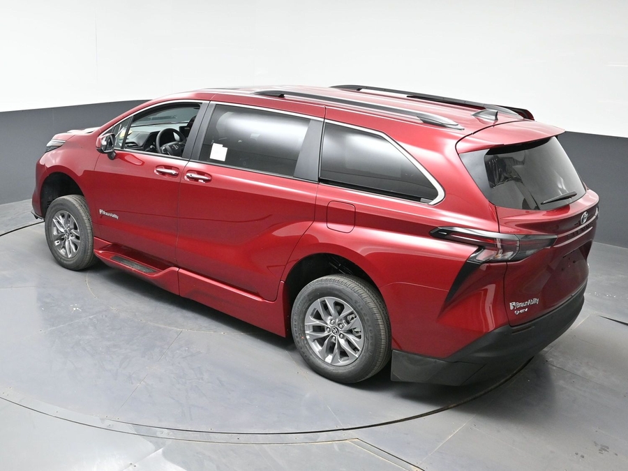New 2026 Toyota Sienna Hybrid XLE Base - BraunAbility Side Entry Entry Fold Out Automatic Ramp