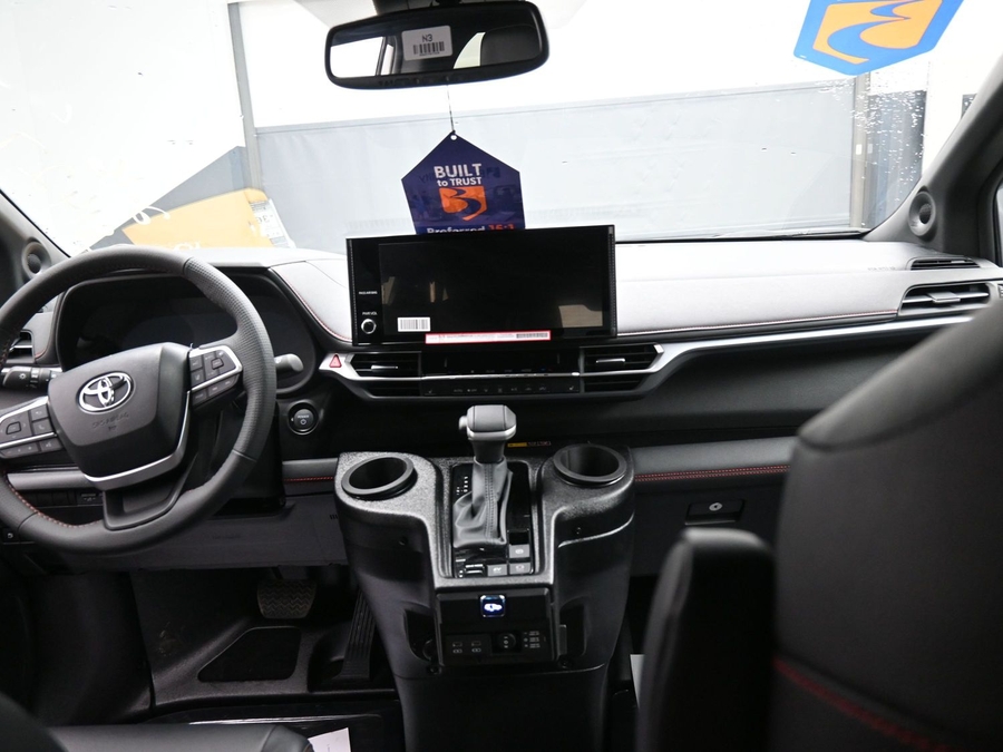 Silver Toyota Sienna image number 17