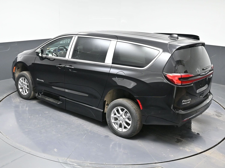 Black Chrysler Pacifica image number 24