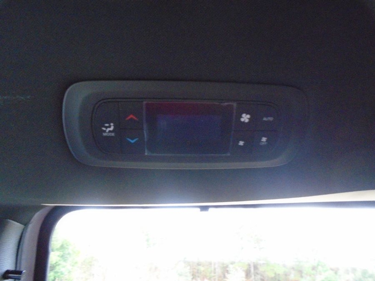 White Chrysler Pacifica image number 10