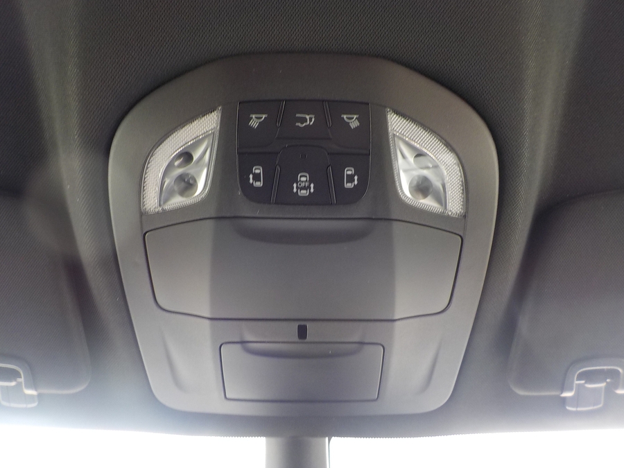 White Chrysler Voyager image number 36