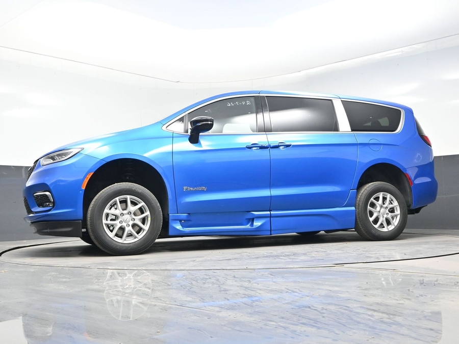 Blue Chrysler Pacifica image number 16