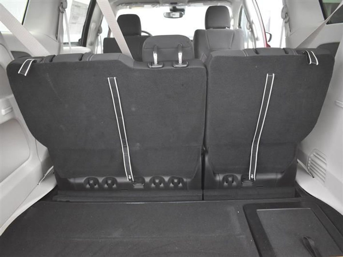 Red Chrysler Voyager image number 20