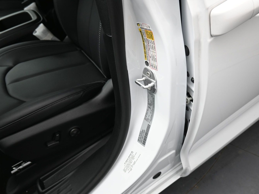 White Chrysler Voyager image number 15