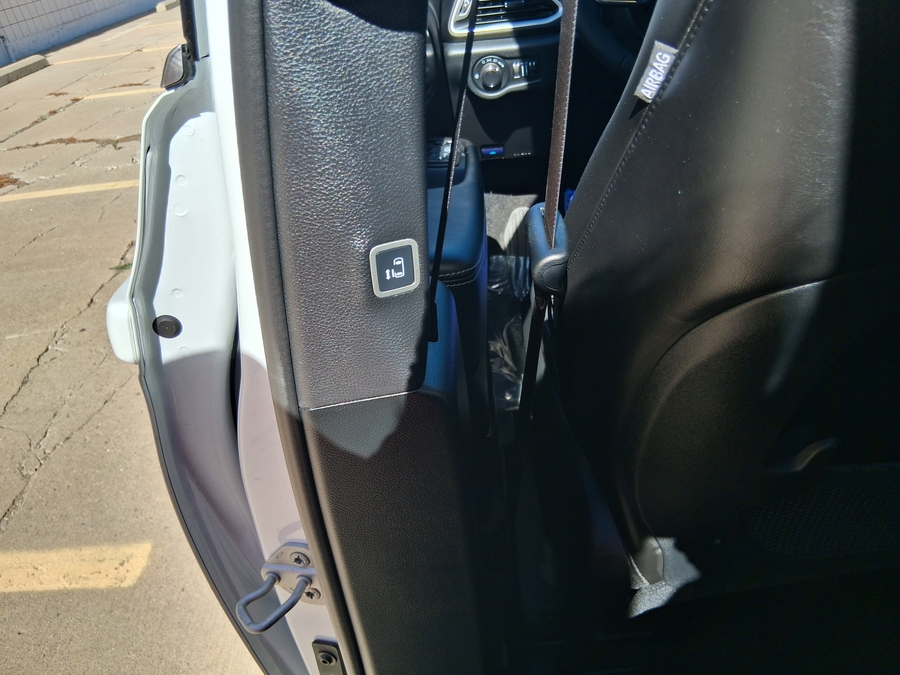 White Chrysler Voyager image number 19