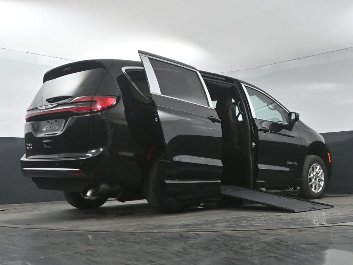 Black Chrysler Pacifica image number 21