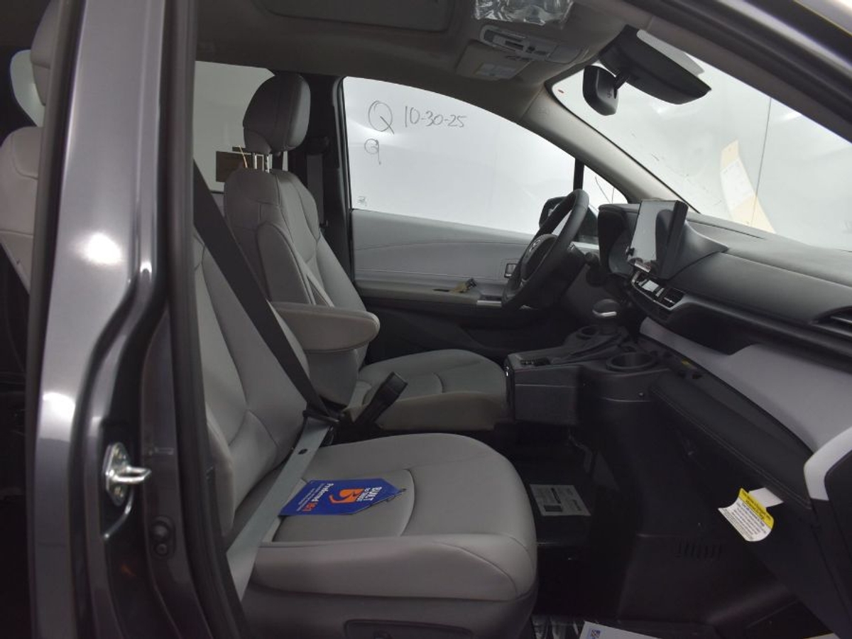 2025 TOYOTA SIENNA - Image 9