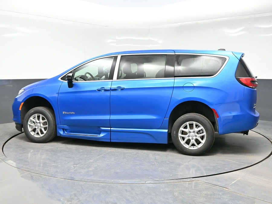 Blue Chrysler Pacifica image number 3
