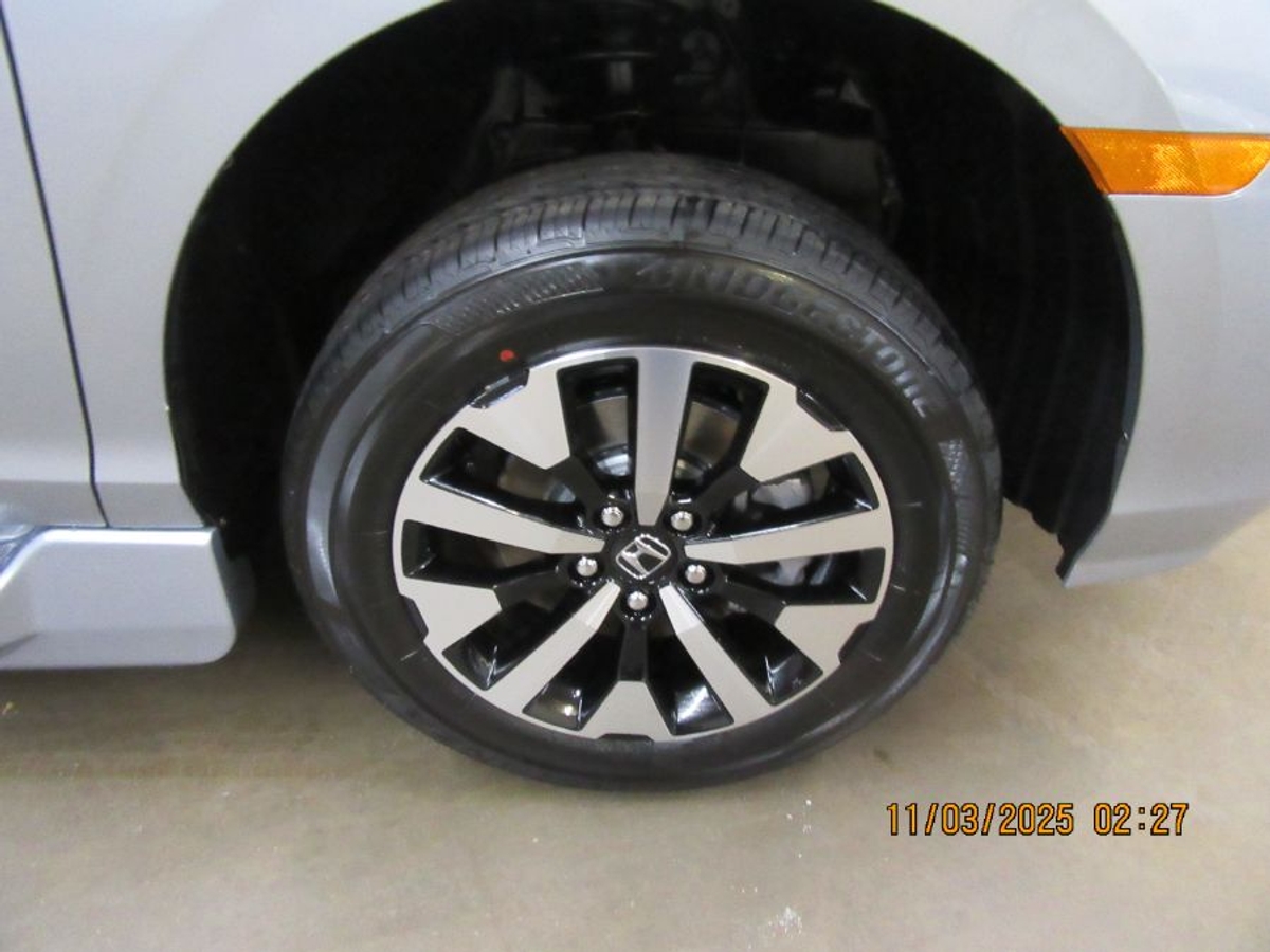 Silver Honda Odyssey image number 17