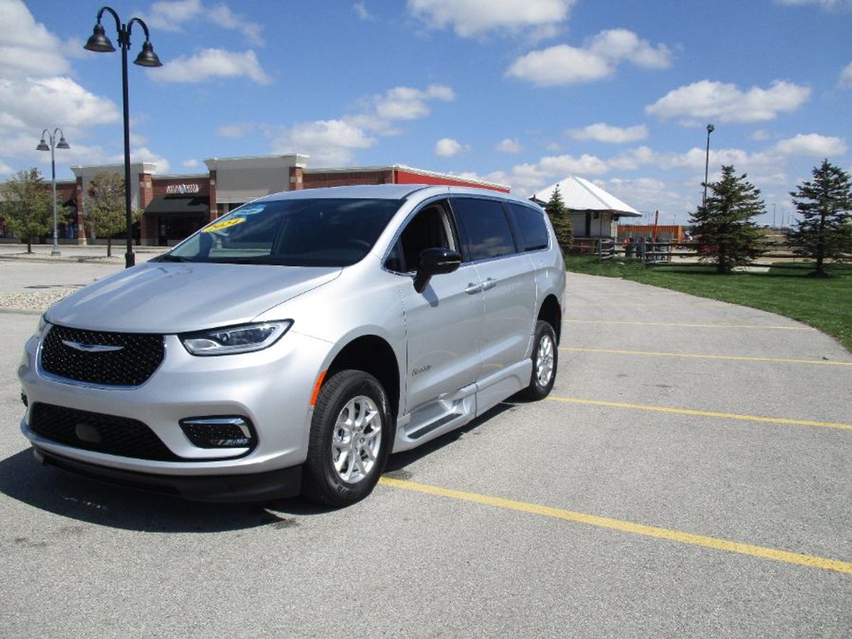 Silver Chrysler Pacifica image number 2