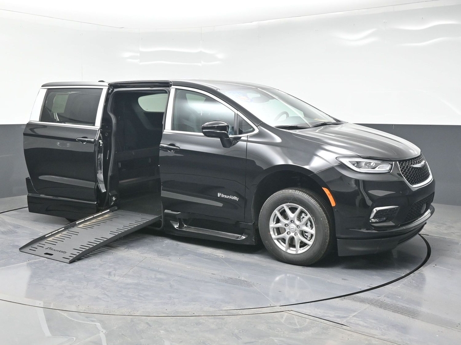 New 2025 Chrysler Pacifica Select Safety - BraunAbility Side Entry Entry Fold Out Automatic Ramp