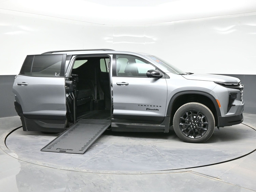 New 2025 Chevrolet Traverse 1LT Midnight - BraunAbility Side Entry Entry In Floor Automatic Ramp