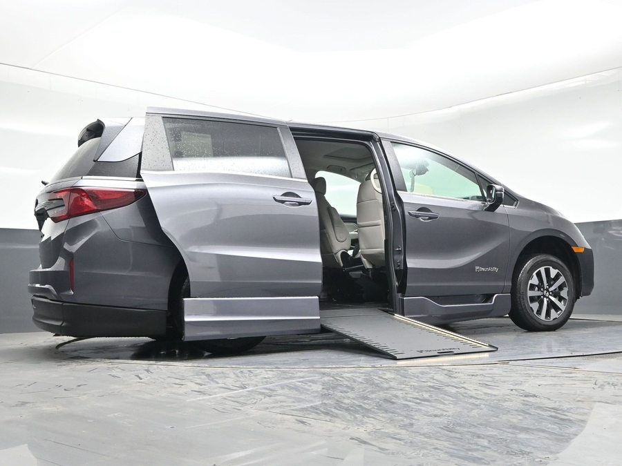Grey Honda Odyssey image number 18
