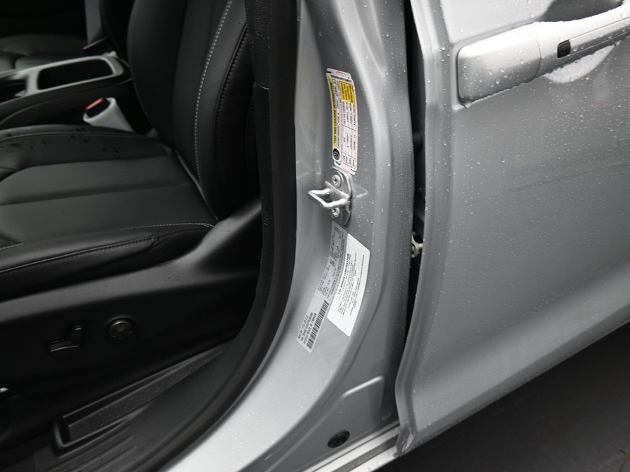 Silver Chrysler Voyager image number 19