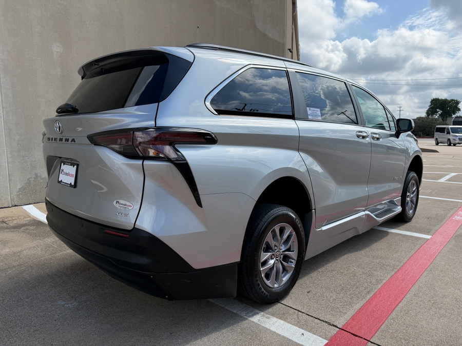 Used 2025 Toyota Sienna Hybrid XLE - BraunAbility Side Entry Entry Fold Out Automatic Ramp