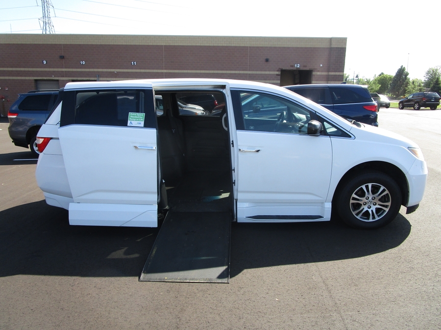 White Honda Odyssey with Side Entry Automatic In Floor ramp