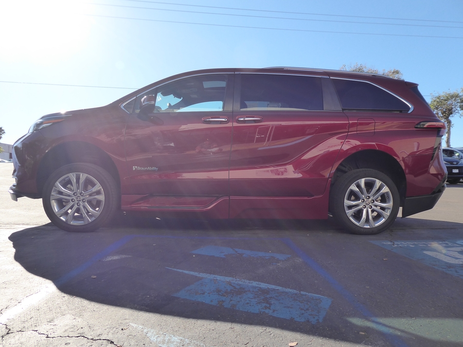 Used 2024 Toyota Sienna Hybrid Platinum - BraunAbility Side Entry In Floor Automatic Ramp