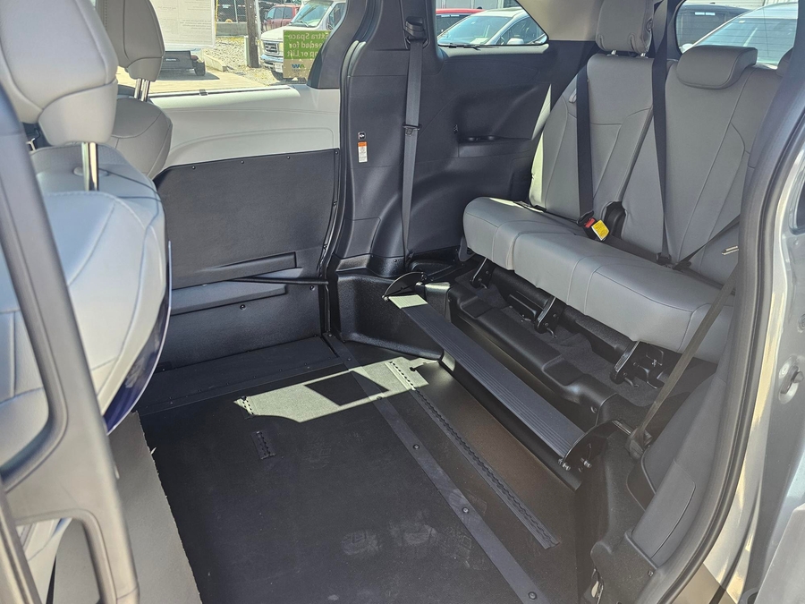 Grey Toyota Sienna image number 3