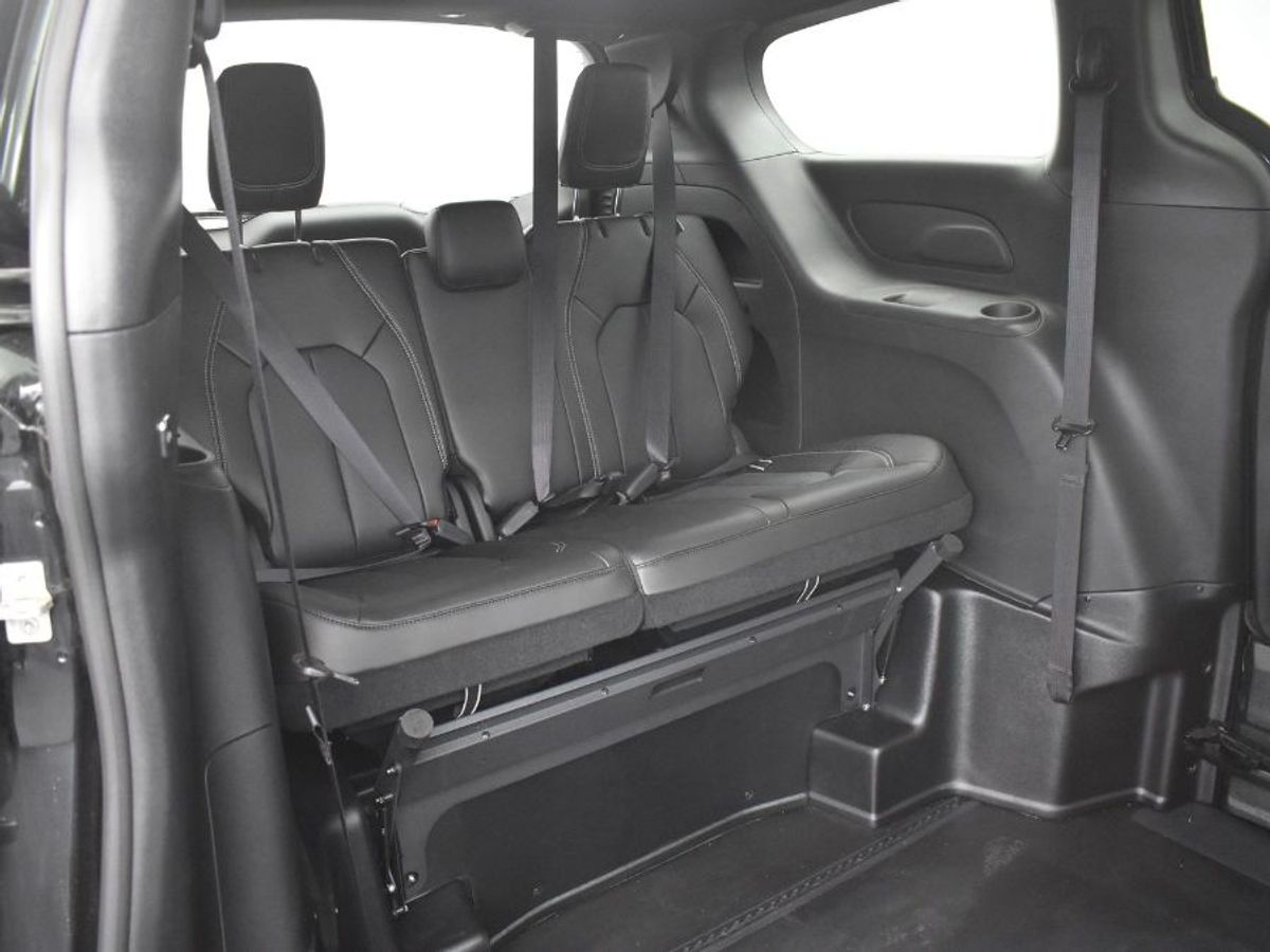 Black Chrysler Pacifica image number 3